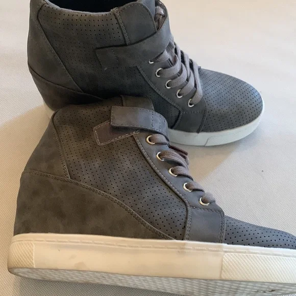 Wedge gray sneaker size woman’s 7 - Picture 2 of 6